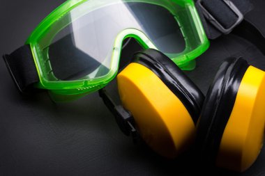 siyah earphones ile yeşil gözlük