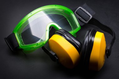 siyah earphones ile yeşil gözlük
