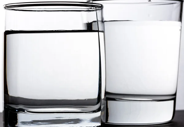 Deux verres d'eau sur fond blanc — Photo