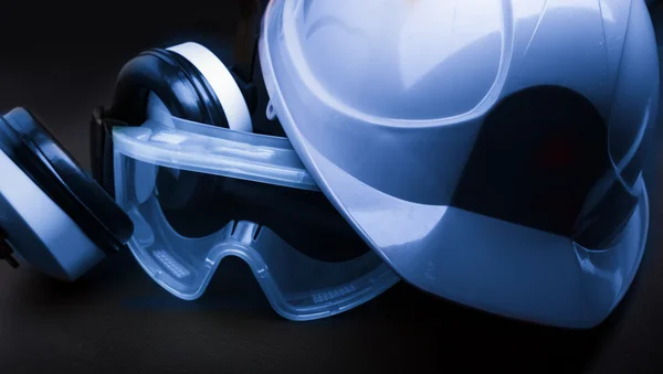 이어폰과 고글 레드 안전 헬멧 — 스톡 사진