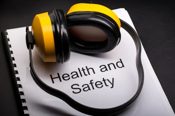 Registro salute e sicurezza con auricolari — Foto Stock