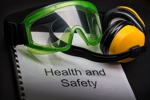 Registrul de sănătate și siguranță cu ochelari de protecție și căști — Fotografie, imagine de stoc