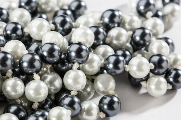 Schnur aus schwarzer und weißer Perle — Stockfoto