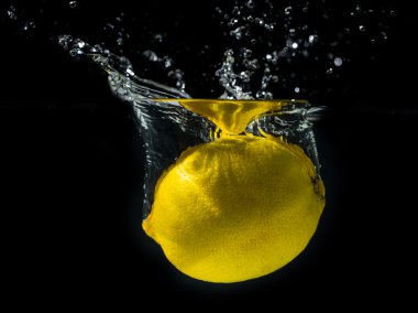 su sıçrama içinde sarı limon