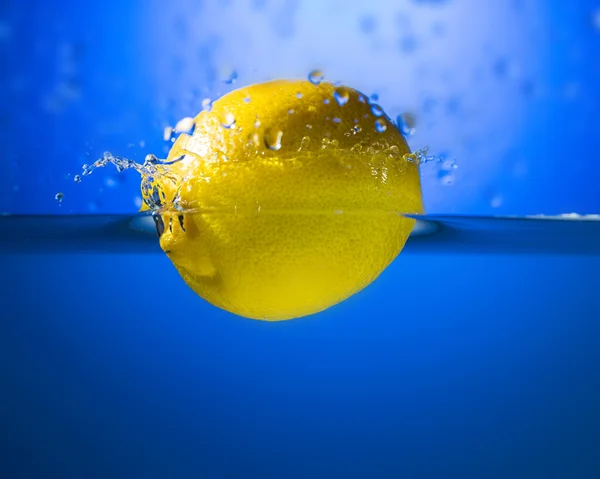 黄色柠檬在水溅 — 图库照片