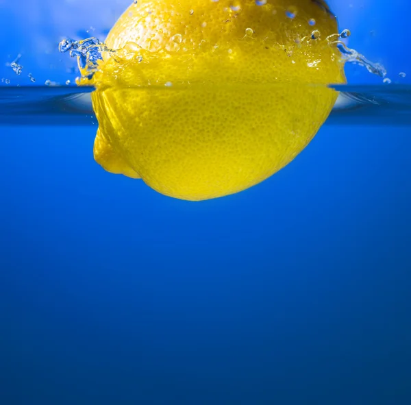 Limone giallo in spruzzata d'acqua — Foto Stock