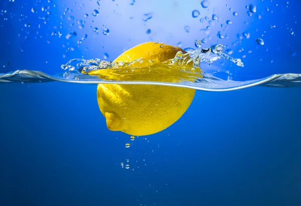Limone giallo in spruzzata d'acqua — Foto Stock