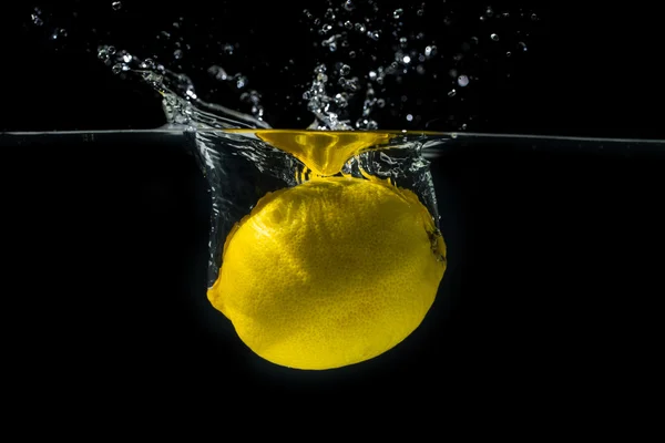 Gelbe Zitrone im Wasserspritzer — Stockfoto