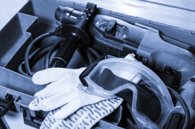 matkap ve gözlük kutusunda