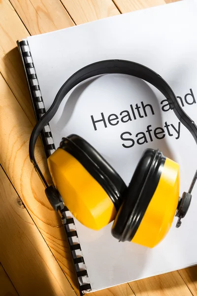 Registre de santé et de sécurité avec écouteurs — Photo