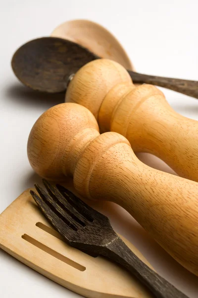 Set di sale e pepe in legno con utensili da cucina — Foto Stock