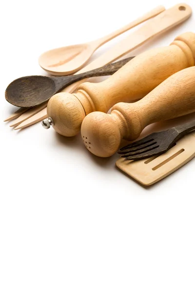 Dřevěné sůl a pepř s nádobím — Stock fotografie