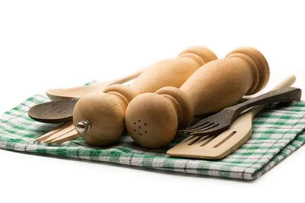 Salz und Pfeffer aus Holz mit Löffel — Stockfoto