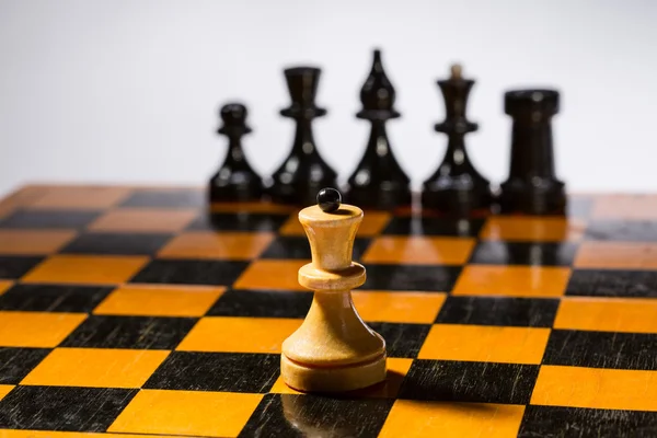 Tablero de ajedrez de madera con ajedrecistas —  Fotos de Stock
