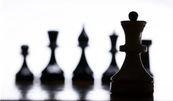 Trä schackbräde med schackpjäser — Stockfoto
