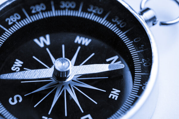 компас на белом фоне