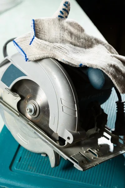 Circular saw blade with gloves — Stock Photo, Image