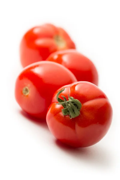 Frische Tomaten auf weiß — Stockfoto