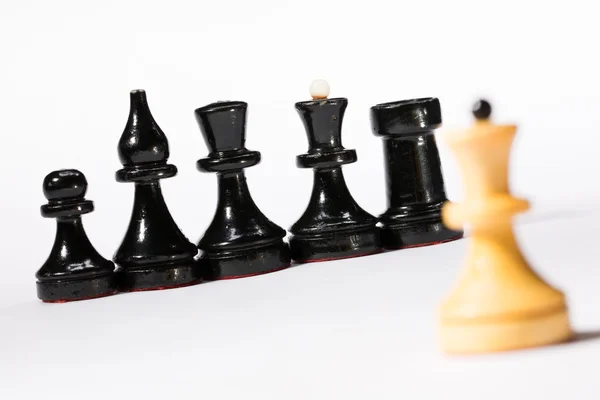 Schwarz-weiße Schachfiguren auf weiß — Stockfoto