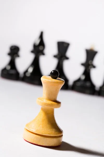 Schwarz-weiße Schachfiguren auf weiß — Stockfoto