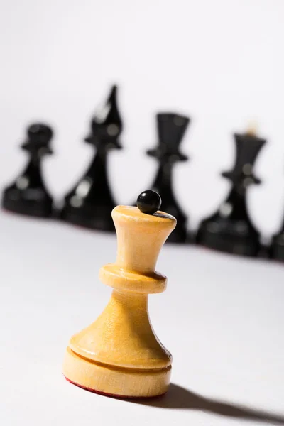 Échecs noir et blanc sur blanc — Photo