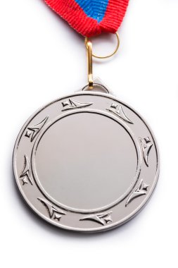 Üç renkli kurdele ile metal madalya