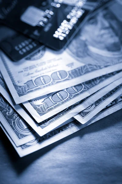 Tarjetas de crédito y dólares en efectivo — Foto de Stock