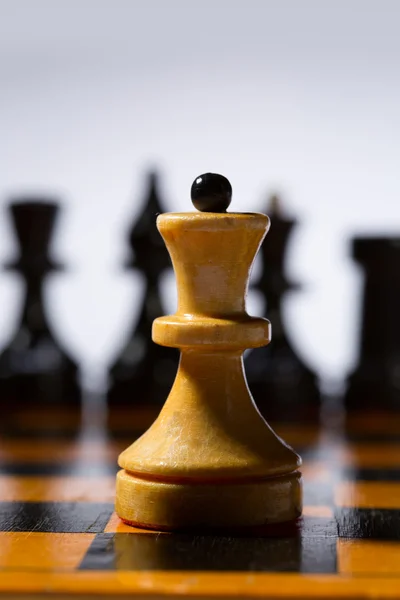 Dřevěná šachovnice s figurami — Stock fotografie