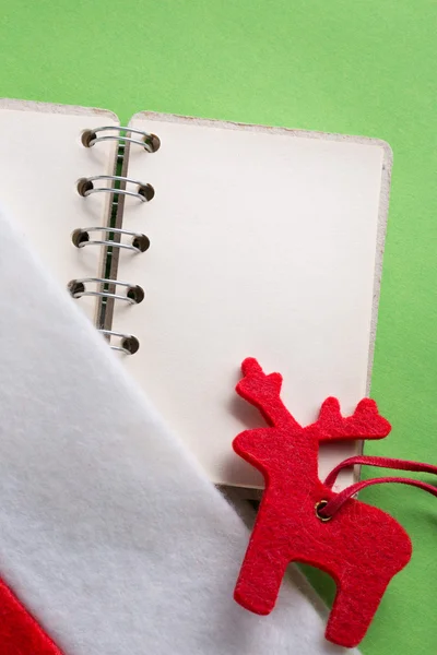 与空白笔记本和驯鹿圣诞老人袜子 — 图库照片