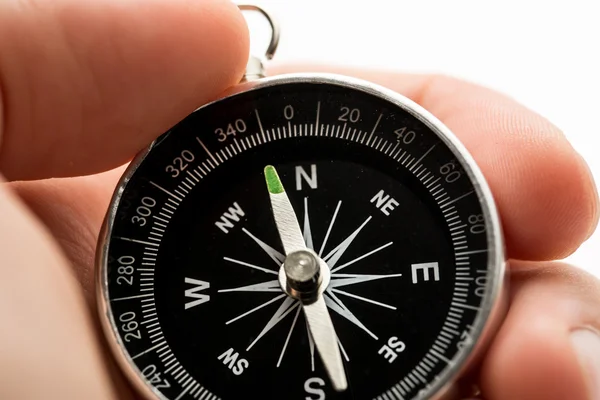 Ruka držící stříbrný kompas černá — Stock fotografie