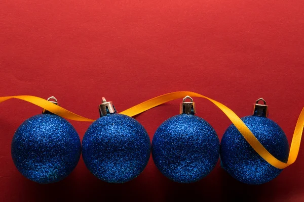 Рождественские украшения на фиолетовый — стоковое фото