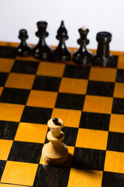 Échecs en bois avec des échiquiers — Photo