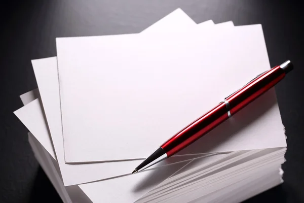 Stack av papperskort och penna — Stockfoto