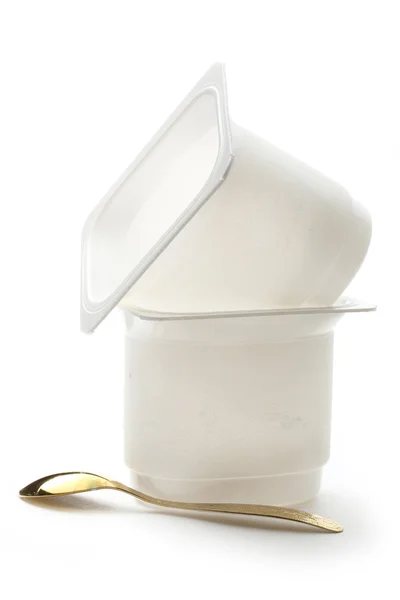 Garnki puste plastikowe jogurty z łyżeczką — Zdjęcie stockowe