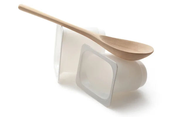 Lege kunststof yoghurt potten met lepel — Stockfoto