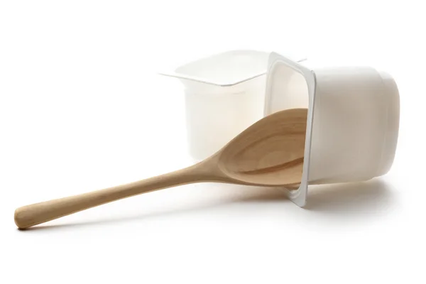 Panelas de iogurte de plástico vazias com colher — Fotografia de Stock
