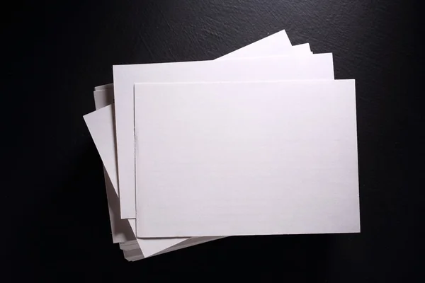 堆栈的黑白色纸卡 — 图库照片
