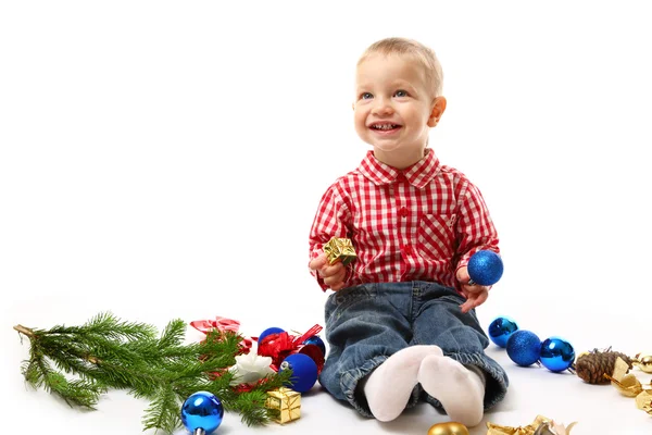 Kind met fir tak en Kerstmis decoratie — Stockfoto