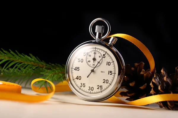 Cronometro e decorazione natalizia su nero — Foto Stock