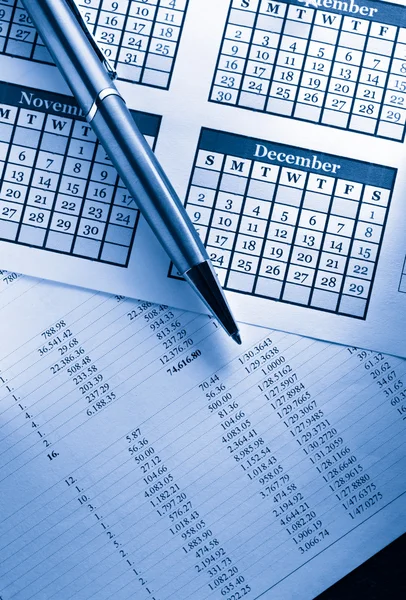Budget, kalender och penna — Stockfoto