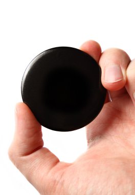 erkek elini tutarak siyah rozeti