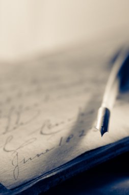 tüy kalem ile eski kitap