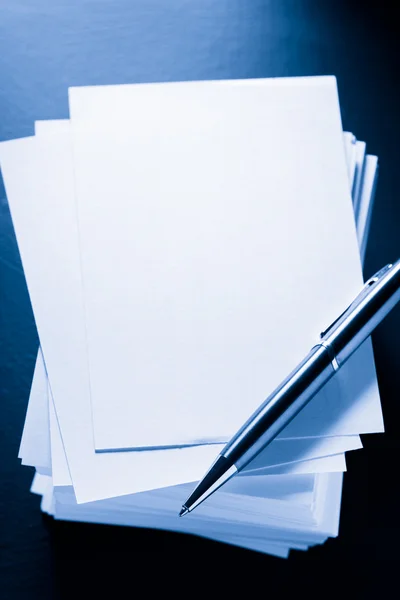 Stapel von Papierkarten und Stift — Stockfoto