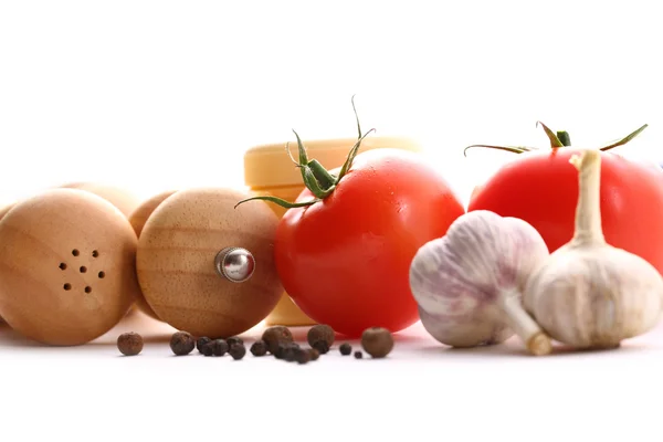 Ingredientes alimentares com tomate e alho — Fotografia de Stock