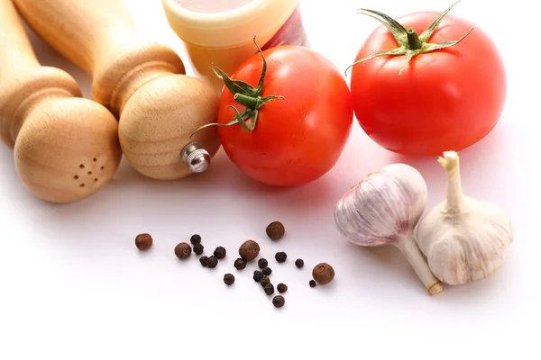 Lebensmittelzutaten mit Tomaten und Knoblauch — Stockfoto