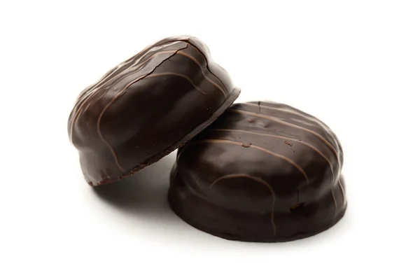 Biscoitos de chocolate redondos em branco — Fotografia de Stock