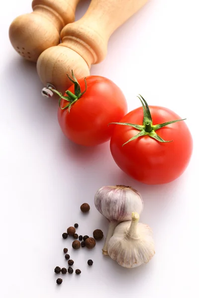 Ingredientes alimentarios con tomates y ajo —  Fotos de Stock