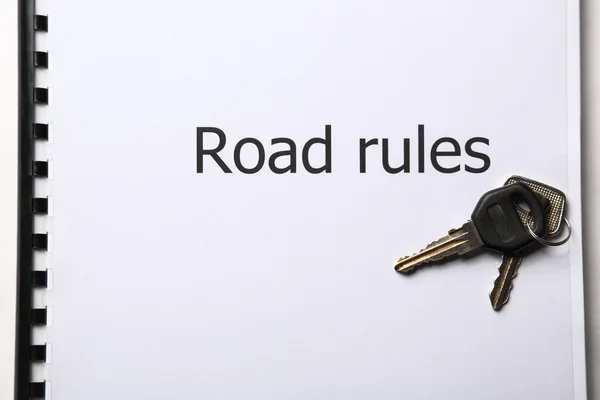 Trafikreglerna registrera med bilnycklarna — Stockfoto