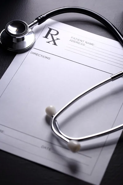 Stethoskop und Patientenliste auf schwarz — Stockfoto