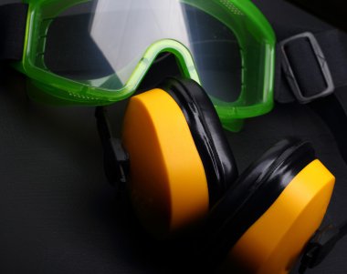 siyah earphones ile yeşil gözlük